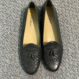 Trotters Navy Loafer w Tassel